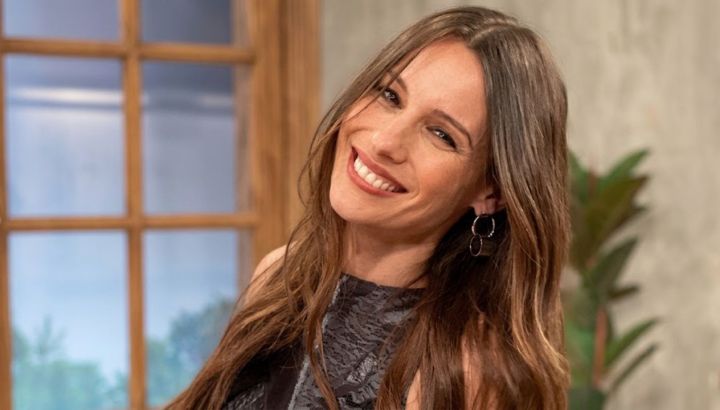 Pampita marca tendencia por las calles de Nueva York con su look total black: strapless, volumen y tacos altos