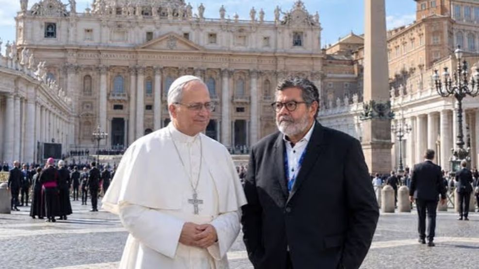 Papa León XIV y Gerardo Martínez