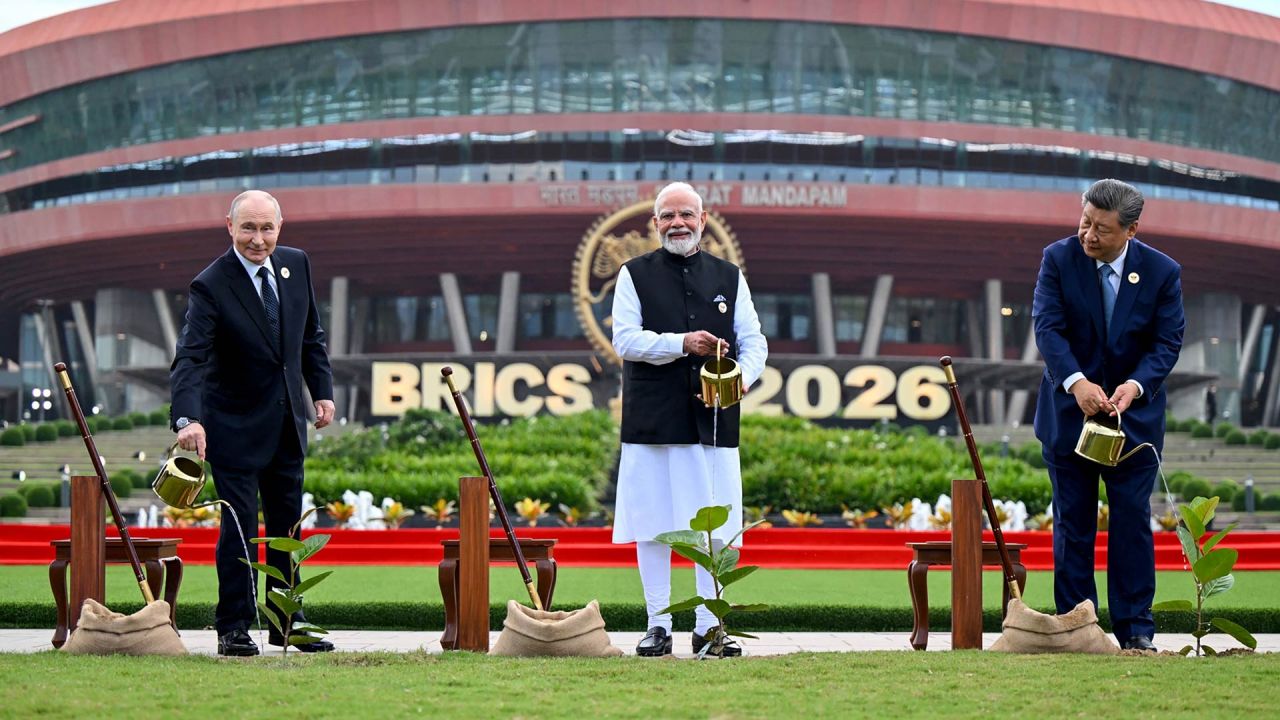 Esta fotografía facilitada, tomada y difundida por la Oficina de Información de Prensa de la India (PIB), muestra al presidente de Rusia, Vladímir Putin, al primer ministro de la India, Narendra Modi, y al presidente de China, Xi Jinping, plantando árboles durante la 18.ª Cumbre de los BRICS en Nueva Delhi. | Foto:AFP PHOTO / Indian Press Information Bureau (PIB)