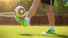 El fútbol enseña resiliencia y compañerismo desde temprana edad, preparando a los jóvenes talentos para superar desafíos tanto en el campo como en la vida.