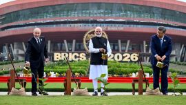 Esta fotografía facilitada, tomada y difundida por la Oficina de Información de Prensa de la India (PIB), muestra al presidente de Rusia, Vladímir Putin, al primer ministro de la India, Narendra Modi, y al presidente de China, Xi Jinping, plantando árboles durante la 18.ª Cumbre de los BRICS en Nueva Delhi.