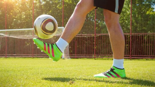 El fútbol enseña resiliencia y compañerismo desde temprana edad, preparando a los jóvenes talentos para superar desafíos tanto en el campo como en la vida.