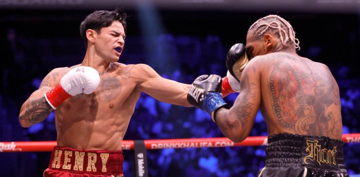 El campeón de peso wélter del CMB, Ryan García (izq.), golpea a Conor Benn en el primer asalto de un combate por el título en el T-Mobile Arena, en Las Vegas, Nevada. García retuvo su título mediante un nocaut técnico en el segundo asalto.