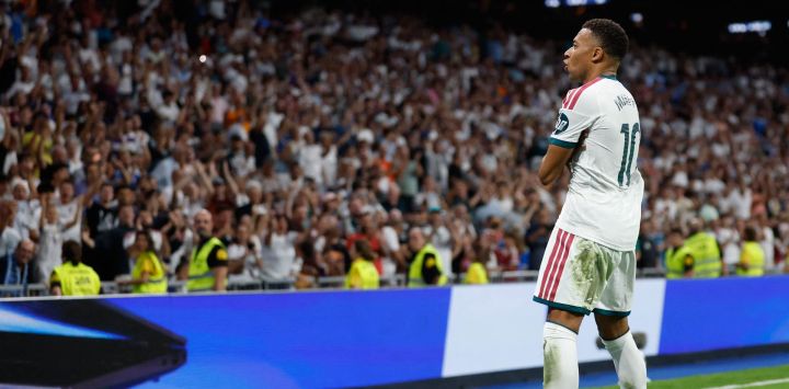 El delantero francés del Real Madrid, Kylian Mbappé, celebra tras marcar el cuarto gol de su equipo durante el partido de la liga española de fútbol entre el Real Madrid CF y el Rayo Vallecano de Madrid en el estadio Santiago Bernabéu de Madrid.