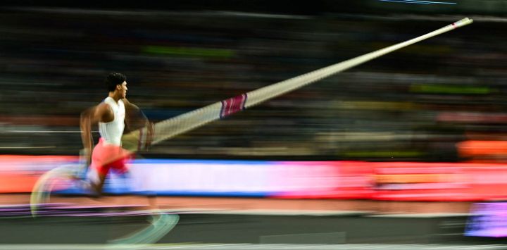 El francés Baptiste Thiery compite en la final de salto con pértiga masculino durante el World Athletics Ultimate Championship en el Centro Nacional de Atletismo Gyula Zsivotzky, en Budapest.