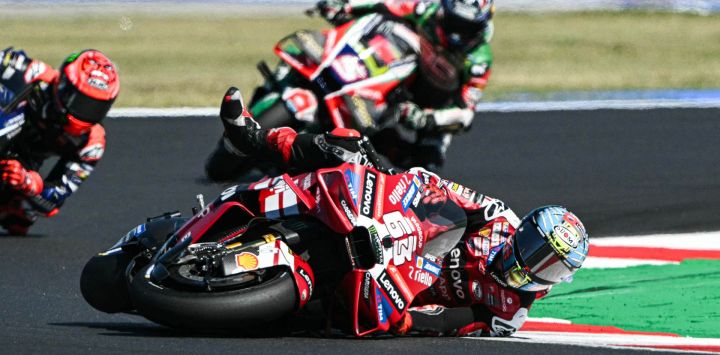 El piloto italiano del equipo Ducati Lenovo, Francesco Bagnaia, cae tras sufrir un accidente durante el Gran Premio de San Marino de MotoGP en el Misano World Circuit Marco Simoncelli, en Misano Adriatico, norte de Italia.