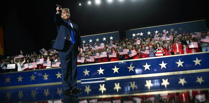 El presidente de Estados Unidos, Donald Trump, hace un gesto tras concluir su intervención en la convención republicana de mitad de mandato, celebrada en el American Airlines Center de Dallas, Texas.