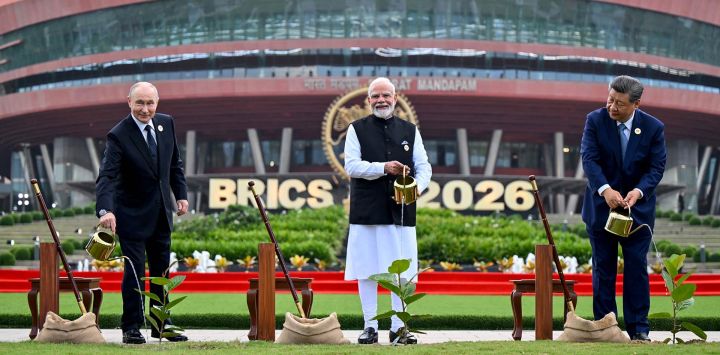 Esta fotografía facilitada, tomada y difundida por la Oficina de Información de Prensa de la India (PIB), muestra al presidente de Rusia, Vladímir Putin, al primer ministro de la India, Narendra Modi, y al presidente de China, Xi Jinping, plantando árboles durante la 18.ª Cumbre de los BRICS en Nueva Delhi.