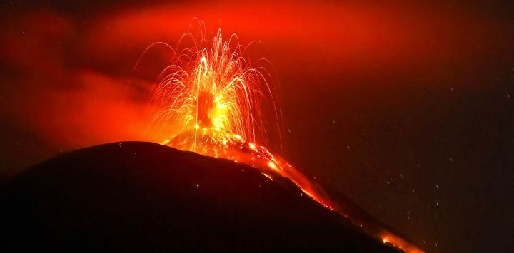 Lava fundida brota del cráter del monte Ili Lewotolok, vista desde la aldea de Laranwutun, en la regencia de Lembata, Indonesia.