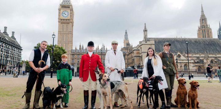 Miembros de la Countryside Alliance, una organización que trabaja para proteger las tradiciones rurales, se reúnen con perros de trabajo en Parliament Square, en Londres, para su última campaña.