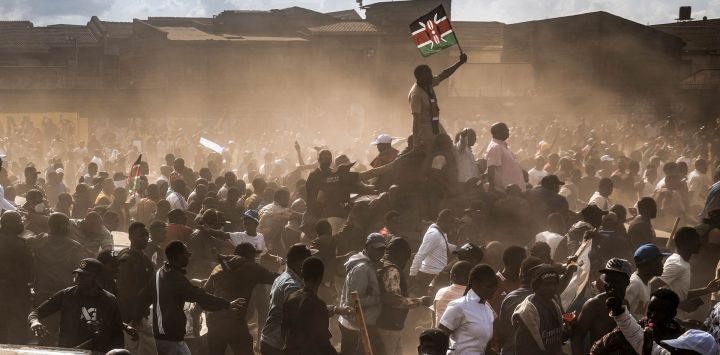 Partidarios de la coalición opositora keniana Linda Mwananchi (Proteger a los Ciudadanos), ondean banderas y corean consignas antigubernamentales a su llegada a un mitin de la oposición en Nairobi. Se desplegó un fuerte dispositivo policial en Nairobi con motivo de un mitin organizado por una figura emergente de la oposición, tras una ola de violencia política en las últimas semanas.