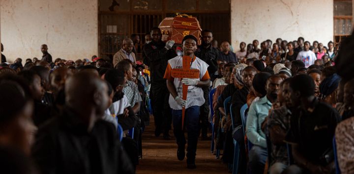 Un grupo de voluntarios traslada y coloca los ataúdes a su llegada al Athénée d’Ibanda para la ceremonia oficial de funeral colectivo de los niños fallecidos en el incendio de Bukavu. Un incendio y una estampida en una escuela del este de la República Democrática del Congo causaron la muerte de al menos 26 niños, según informó la agencia de la ONU para la infancia; algunos alumnos saltaron desde ventanas de plantas superiores para escapar de la tragedia.
