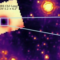  Este hallazgo sin precedentes se produjo en el entorno de IRS 3, una estrella gigante envejecida que se encuentra sumamente próxima al corazón galáctico
