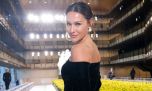 Pampita deslumbró en el desfile de Carolina Herrera en Nueva York con un elegante vestido de escote off shoulder