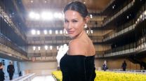 Pampita deslumbró en el desfile de Carolina Herrera en Nueva York con un elegante vestido de escote off shoulder