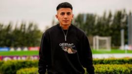 Entramos a la cocina de Thiago Almada: ultramoderna, luminosa y con una gran isla de mármol