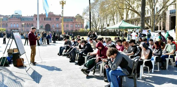 Clases públicas en Plaza de Mayo de todas las universidades Marcha UBA