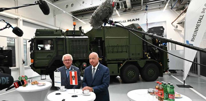 El canciller austriaco Christian Stocker (derecha) y el director ejecutivo del fabricante alemán de armamento Rheinmetall, Armin Papperger, se dirigen a los periodistas durante una visita a la planta de Rheinmetall MAN Military Vehicles (RMMV) en Viena-Liesing, Austria.