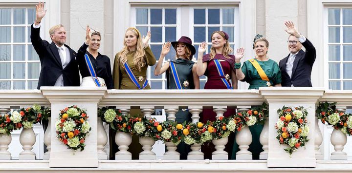 (Desde la izquierda) El rey Guillermo Alejandro de los Países Bajos, la reina Máxima, la princesa Amalia, la princesa Alexia, la princesa Ariane, la princesa Laurentien y el príncipe Constantijn saludan a la multitud desde el balcón del Palacio Noordeinde durante el *Prinsjesdag* en La Haya.