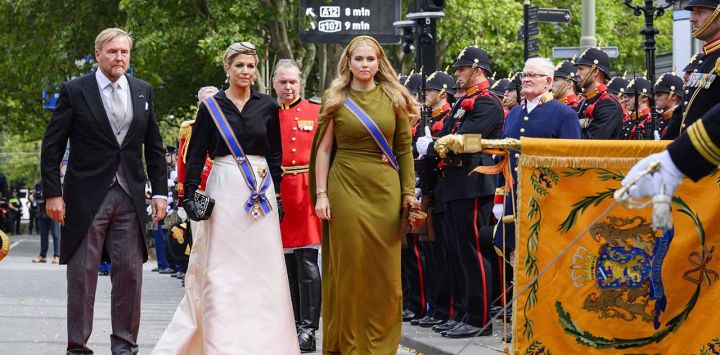 (De izquierda a derecha) El rey Guillermo Alejandro, la reina Máxima y la princesa Amalia saludan al estandarte real a su llegada al Teatro Real para el Discurso del Trono, que inaugura el nuevo año de sesiones de la Primera y la Segunda Cámara, durante el Día del Presupuesto (*Prinsjesdag*) en La Haya.