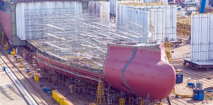 Unos trabajadores construyen una embarcación en el astillero Jinling de Nankín, en la provincia de Jiangsu (este de China)
