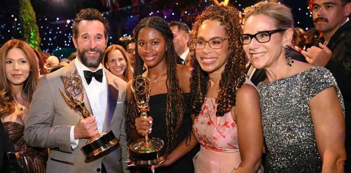 El actor estadounidense Noah Wyle (izq.), ganador del premio al mejor actor protagonista en una serie dramática por 