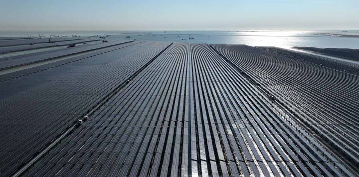 Esta imagen muestra las obras del proyecto de demostración fotovoltaica en marismas de CNNC Tianwan, en Lianyungang (provincia de Jiangsu, este de China),