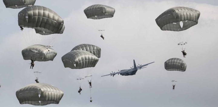 Paracaidistas del Ejército de los EE. UU. pertenecientes al Batallón 3-509 de la 11.ª División Aerotransportada saltan desde un avión C-130J Super Hercules de la Fuerza Aérea estadounidense durante un lanzamiento aerotransportado conjunto de la Operación Orient Shield 26, en la zona de entrenamiento de Kita-Dalen (Eniwa, Hokkaido),