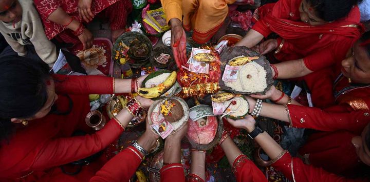 Unos devotos rezan a orillas del río Bagmati durante el «Rishi Panchami», al finalizar el festival de tres días «Teej», en el que las mujeres hindúes ayunan durante el día y rezan por la longevidad de sus esposos, en Katmandú.