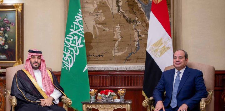 Una fotografía facilitada por la Agencia de Prensa Saudí (SPA) el 15 de septiembre de 2026 muestra al presidente egipcio Abdel Fattah al-Sisi (derecha) y al gobernante de facto de Arabia Saudita, el príncipe heredero Mohammed bin Salman, durante una ceremonia de bienvenida en el Aeropuerto Internacional de El Cairo.