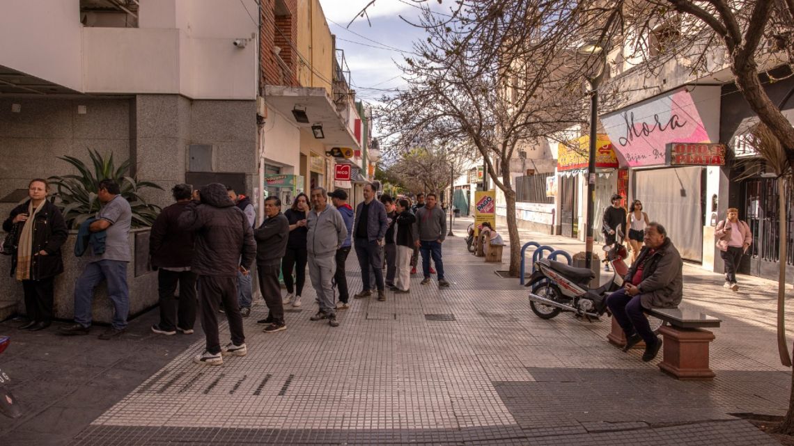 Defying Milei, opposition governor Quintela brings back his ‘chachos’ currency in La Rioja