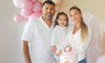 Así fue el cumpleaños de Olivia, la hija del Kun Agüero y Sofía Calzetti: arcos de globos, auto de F1 y complicidad con su hermano, Benjamín