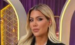 El look "masculino chic" de Wanda Nara para anunciar su reality: conjunto sastre en tono neutro y bolso mini en el color que no pasa de moda