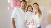 Así fue el cumpleaños de Olivia, la hija del Kun Agüero y Sofía Calzetti: arcos de globos, auto de F1 y complicidad con su hermano, Benjamín