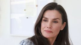 La reina Letizia Ortiz apostó por el vestido camisero floral y marcó tendencia