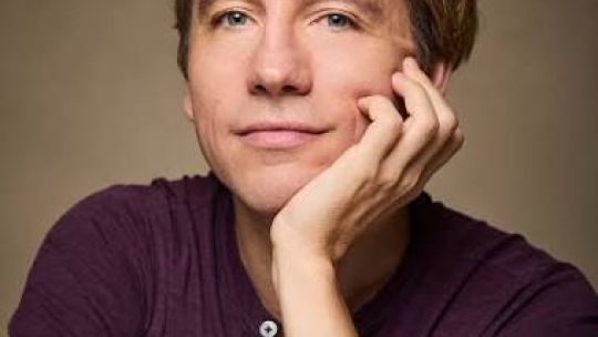 Dennis Smith en RDEsc: “El poder del teatro para que una mujer deje de considerarse traidora”