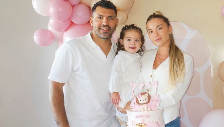 Así fue el cumpleaños de Olivia, la hija del Kun Agüero y Sofía Calzetti: arcos de globos, auto de F1 y complicidad con su hermano, Benjamín