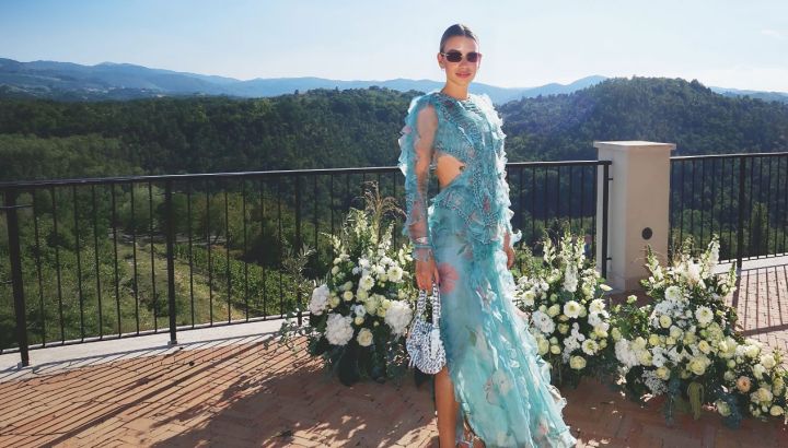 El look de Angie Landaburu en una boda en Italia: volados y flores frente a los paisajes de Piamonte