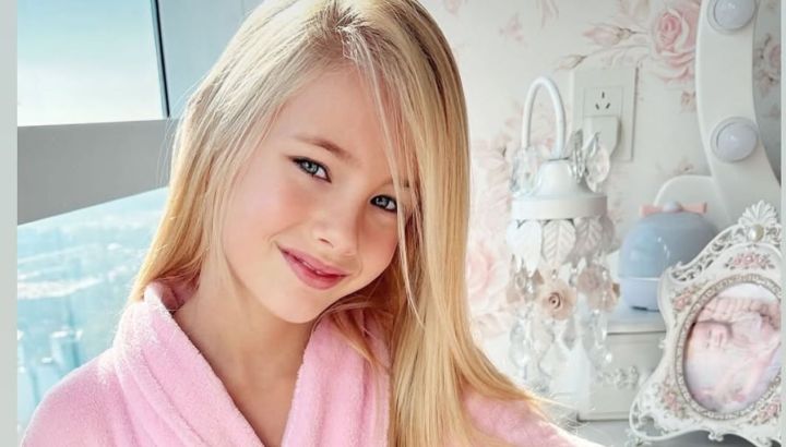 El lado b de la habitación de Matilda, la hija de Luciana Salazar: amplio placard, rincón de princesas y espejo camarín