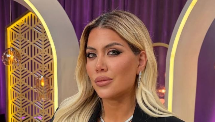 El look "masculino chic" de Wanda Nara para anunciar su reality: conjunto sastre en tono neutro y bolso mini en el color que no pasa de moda