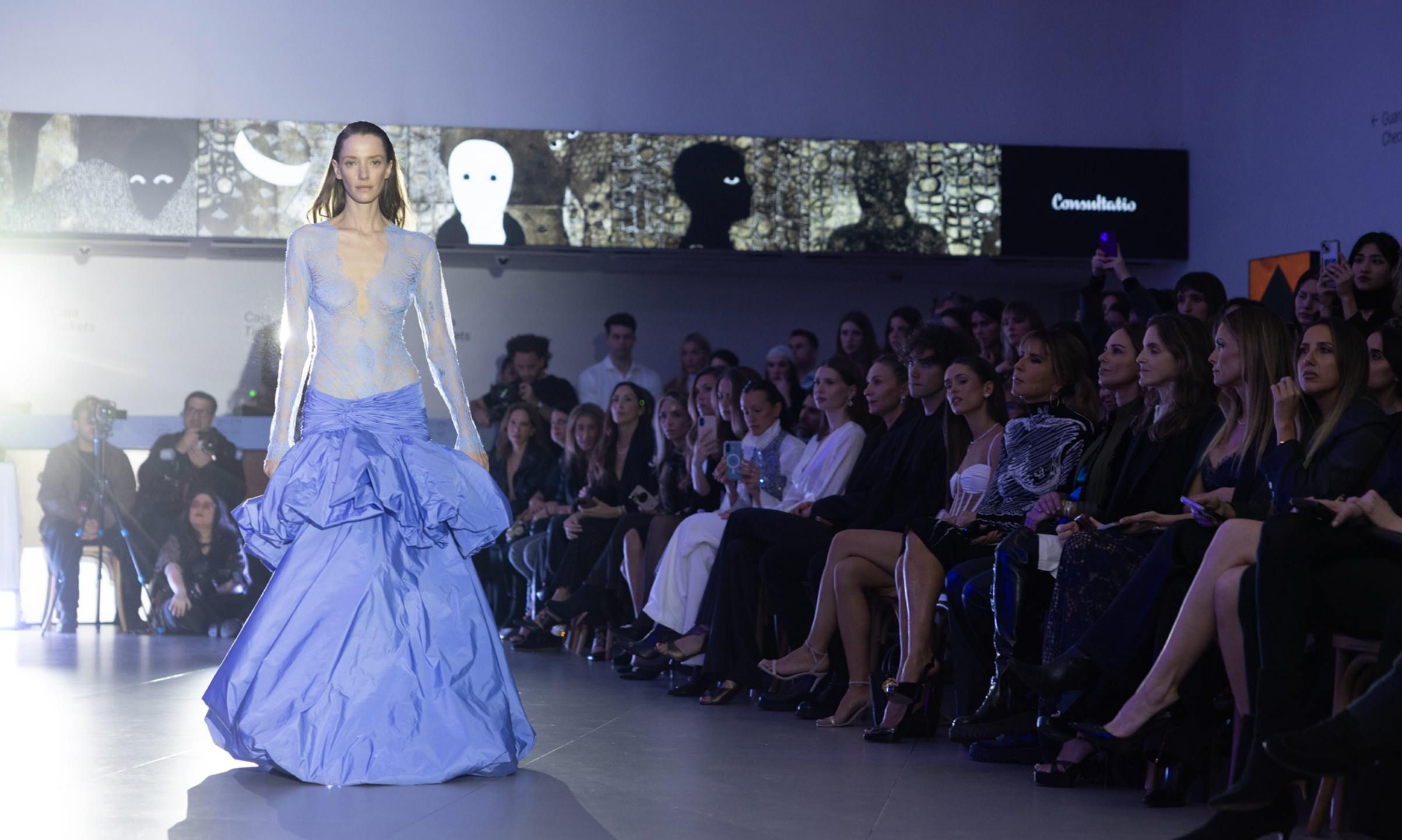 La top model Milagros Schmoll cerró el desfile de Camila Romano en la Semana de la Alta Costura (SAC), en el Malba.