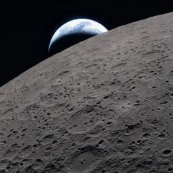 Se formó cuando una roca del tamaño de un edificio de tres a seis pisos impactó contra la Luna