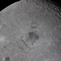 Se cree que se formó en la primavera de 2024, tras el impacto de un cometa o un asteroide contra la Luna.