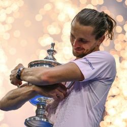 El alemán Alexander Zverev abraza el trofeo tras derrotar al estadounidense Ben Shelton en la final individual masculina del torneo de tenis US Open, en el USTA Billie Jean King National Tennis Center de Nueva York. | Foto:Angela Weiss / AFP