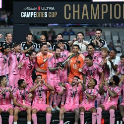 El delantero argentino del Inter Miami, Lionel Messi, levanta el trofeo junto a sus compañeros de equipo tras vencer al Cruz Azul de México en la final de la Campeones Cup, en el Nu Stadium de Miami, Florida. | Foto:Chandan Khanna / AFP