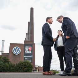 El ministro de Finanzas alemán Lars Klingbeil (derecha), el ministro presidente de Baja Sajonia Olaf Lies (segundo por la izquierda) y la presidenta del comité de empresa central del fabricante de automóviles alemán Volkswagen (VW), Daniela Cavallo (segunda por la derecha), conversan tras una declaración frente a la planta de Volkswagen en Wolfsburgo, Alemania. El gigante automovilístico alemán Volkswagen había anunciado a principios de septiembre de 2026 que la dirección y los sindicatos habían acordado recortar un total de 100.000 empleos para finales de la década, lo que supone la mayor reestructuración en la historia de la industria automotriz mundial. | Foto:RONNY HARTMANN / AFP