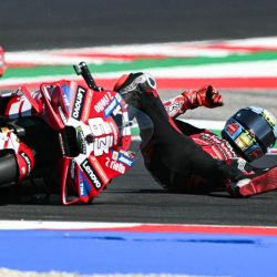El piloto italiano del equipo Ducati Lenovo, Francesco Bagnaia, cae tras sufrir un accidente durante el Gran Premio de San Marino de MotoGP en el Misano World Circuit Marco Simoncelli, en Misano Adriatico, norte de Italia. | Foto:Andreas Solaro / AFP