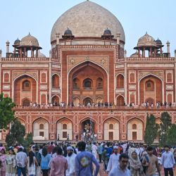 Imagen de personas visitando la Tumba de Humayun, en Nueva Delhi, India. La Tumba de Humayun fue construida originalmente en el siglo XVI e inscrita en la Lista del Patrimonio de la Humanidad por la Organización de las Naciones Unidas para la Educación, la Ciencia y la Cultura en 1993. India es un país con una civilización milenaria. Su capital, Nueva Delhi, situada a orillas del río Yamuna, funciona como el centro político y cultural del país. | Foto:Xinhua/Javed Dar