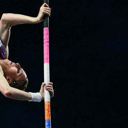 La estadounidense Sandi Morris compite en la final de salto con pértiga femenino durante el World Athletics Ultimate Championship en el Centro Nacional de Atletismo Gyula Zsivotzky, en Budapest. | Foto:Ben Stansall / AFP
