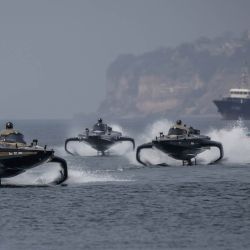 Lanchas de carreras eléctricas compiten en la carrera eliminatoria del Campeonato Mundial E1 Luanda GP 2026 en Marina Baia, Luanda. | Foto:Phill Magakoe / AFP